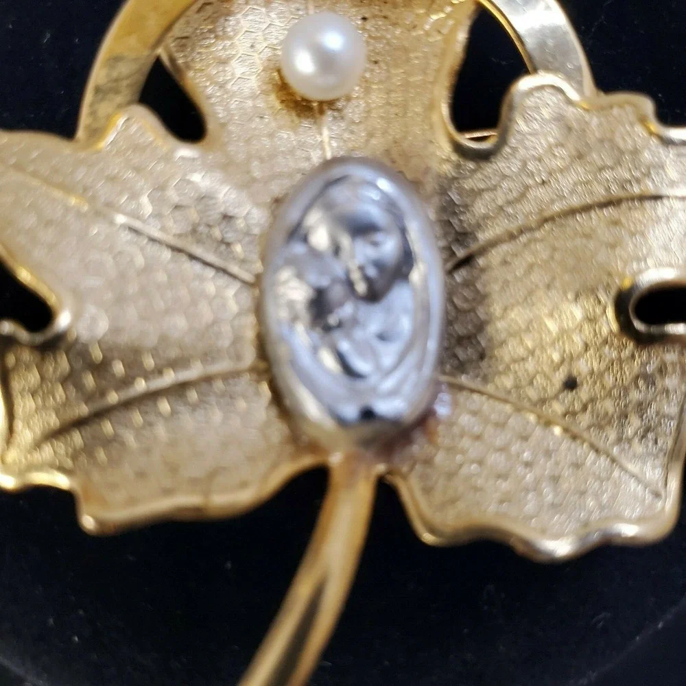 Vintage Unmarked Gold-tone Metal Leaf Faux Pearl Mary Jesus medal Brooch Pin
